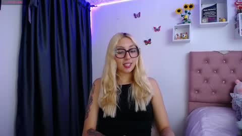 Soffy Brooks Independent model online show from 12, 5, 2026
