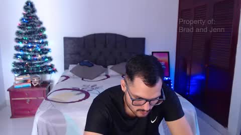 Snapshot of bradandjenn chatting on 21, 12, 2024 Your favorite couple and the best butt on Chatur online show from 21, 12, 2024