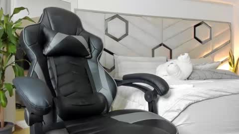 Snapshot of brandonandnat chatting on 2, 2, 2025 Brandon and Nath online show from 2, 2, 2025