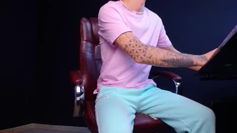 Snapshot of brandontatex chatting on 30, 10, 2025 BrandonTateX online show from 30, 10, 2025