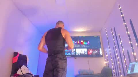 Snapshot of branfonhot chatting on 17, 10, 2025 Instagram             twitter BRAN LOPEZ  online show from 17, 10, 2025