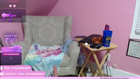 Snapshot of bright_pink_strawberry chatting on 3, 2, 2025 Strawberry online show from 3, 2, 2025