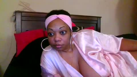 Snapshot of brownroundrenee chatting on 23, 6, 2026 brownroundrenee online show from 23, 6, 2026