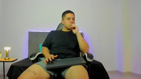 Snapshot of bry_hillx chatting on 2, 12, 2025 Bry Hill online show from 2, 12, 2025