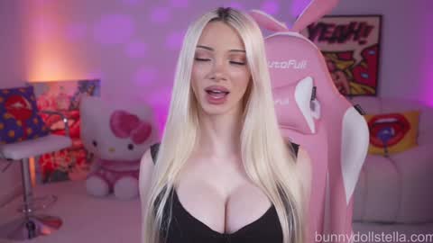 Snapshot of bunnydollstella chatting on 13, 11, 2025 Stella online show from 13, 11, 2025