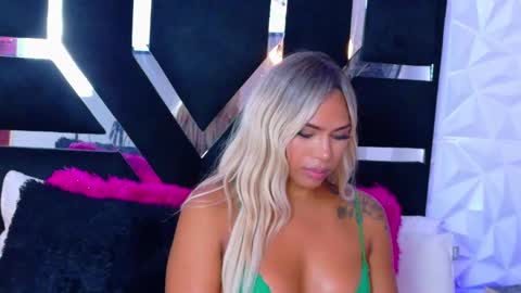 Snapshot of bunnynicolle chatting on 25, 2, 2025 ONLYFANS online show from 25, 2, 2025