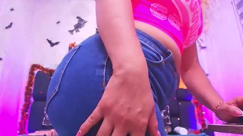 Snapshot of c_fox_ chatting on 23, 10, 2025 Carolina online show from 23, 10, 2025