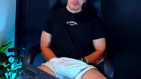 Snapshot of camara110 chatting on 4, 1, 2025 camara110 online show from 4, 1, 2025