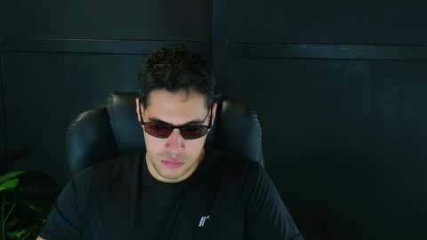 Snapshot of camara110 chatting on 4, 3, 2025 camara110 online show from 4, 3, 2025