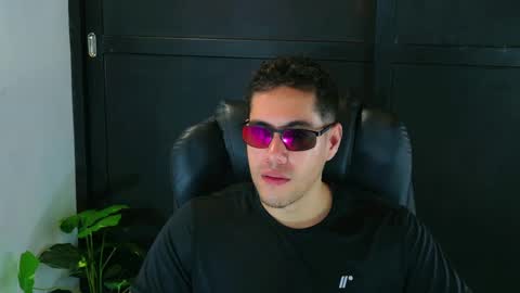 Snapshot of camara110 chatting on 5, 3, 2025 camara110 online show from 5, 3, 2025