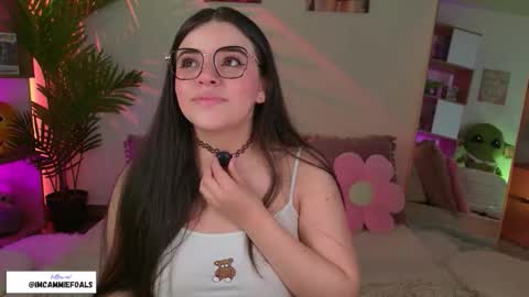 Snapshot of cammiefoalss chatting on 15, 9, 2025 Lets reach 200 thumbs up online show from 15, 9, 2025