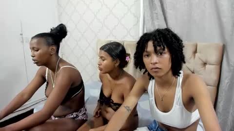 Snapshot of candy_ebony18_ chatting on 5, 10, 2025 candy_ebony18_ online show from 5, 10, 2025