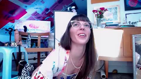 Carly Pearls online show from 8, 11, 2025