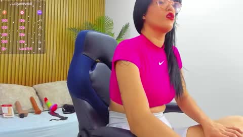 Snapshot of caroline_00403_ chatting on 27, 9, 2025 c a r o l i n e online show from 27, 9, 2025
