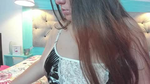 Snapshot of carolinne_89 chatting on 2, 1, 2025 caro online show from 2, 1, 2025