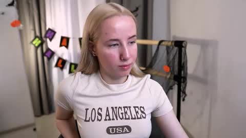 Snapshot of cassie_kelman chatting on 20, 10, 2025 Cassie online show from 20, 10, 2025