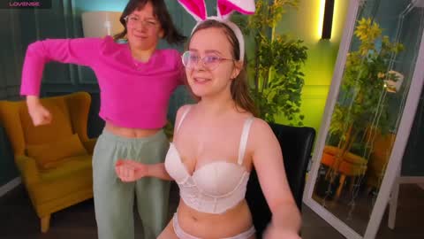 Snapshot of cassiecool chatting on 31, 12, 2024 assie online show from 31, 12, 2024