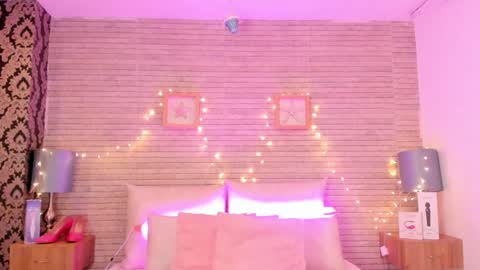 CatalinnaThompson online show from 28, 1, 2025