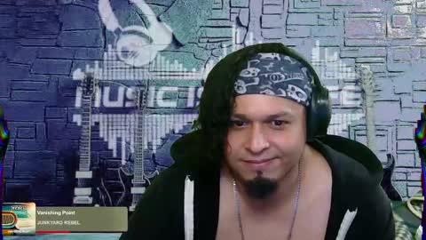 Snapshot of chinoroz chatting on 2, 3, 2025 Enrique online show from 2, 3, 2025