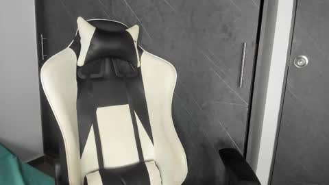 Snapshot of chloe_evans21 chatting on 24, 10, 2025 chloe online show from 24, 10, 2025