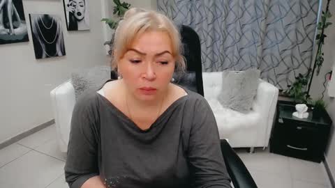 Snapshot of chloe_lo chatting on 30, 10, 2025 Chloe online show from 30, 10, 2025