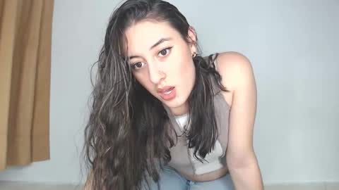 Snapshot of chloe_vahos chatting on 4, 10, 2025 Chloe online show from 4, 10, 2025