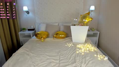 chloee white online show from 5, 12, 2025