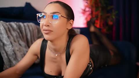 chloemin_ online show from 2, 12, 2025