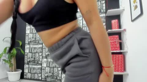 ChloeTurner  online show from 5, 1, 2025