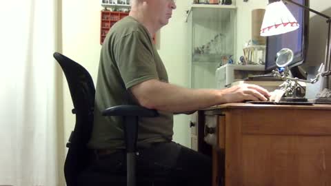 Snapshot of chris2002b chatting on 28, 9, 2025 chris2002b online show from 28, 9, 2025