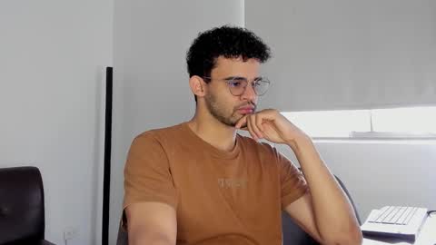 Im Chirs IM MODEL INDEPENDT online show from 21, 10, 2025