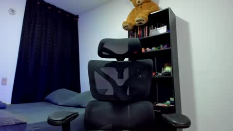 Snapshot of cinamon_kingdom chatting on 5, 7, 2026 Luna and Sebas online show from 5, 7, 2026