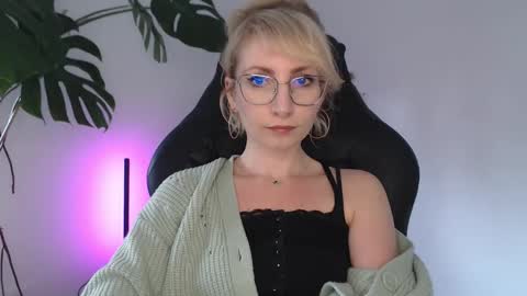 Snapshot of cinderellamoon chatting on 10, 6, 2026 Cinderella online show from 10, 6, 2026