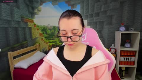 Snapshot of clarabenson chatting on 3, 12, 2025 clarabenson online show from 3, 12, 2025