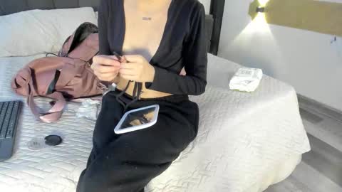 cleowhite_ online show from 9, 9, 2025