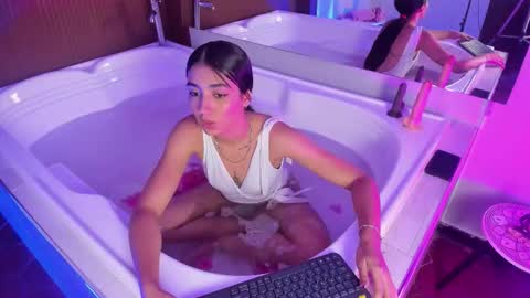 CLOE  online show from 21, 11, 2025