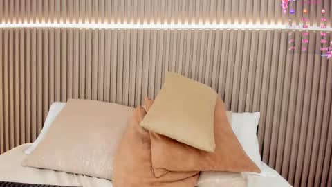 coralineross_ online show from 4, 3, 2025