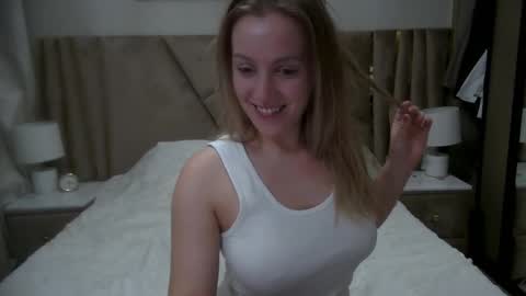 Snapshot of cosmo_blondiee chatting on 20, 10, 2025 cosmo_blondiee online show from 20, 10, 2025