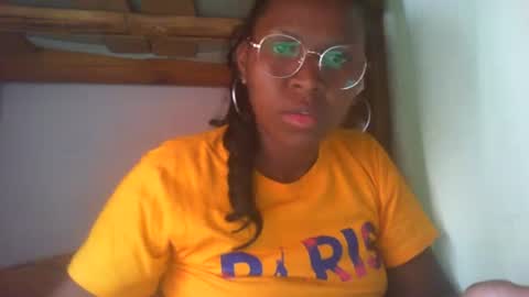 Snapshot of couleur_vanille chatting on 4, 2, 2025 couleur_vanille online show from 4, 2, 2025