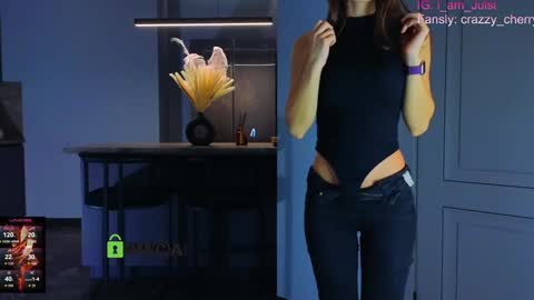 Snapshot of crazzy_cherry chatting on 12, 10, 2025 crazzy cherry online show from 12, 10, 2025