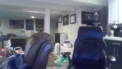 Snapshot of crm400 chatting on 19, 11, 2025 billybasement online show from 19, 11, 2025