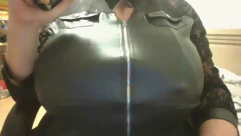 crossdresser240299 online show from 17, 2, 2026