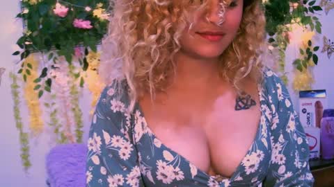 Snapshot of crysrus chatting on 8, 12, 2024 crysrus online show from 8, 12, 2024