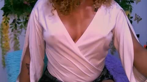 Snapshot of crysrus chatting on 12, 10, 2025 crysrus online show from 12, 10, 2025