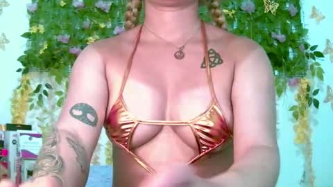 Snapshot of crysrus chatting on 7, 6, 2026 crysrus online show from 7, 6, 2026