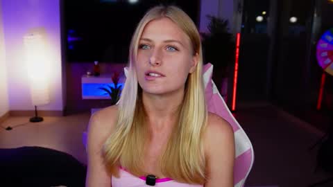 Snapshot of crystal_blond chatting on 6, 2, 2026 Crystal online show from 6, 2, 2026