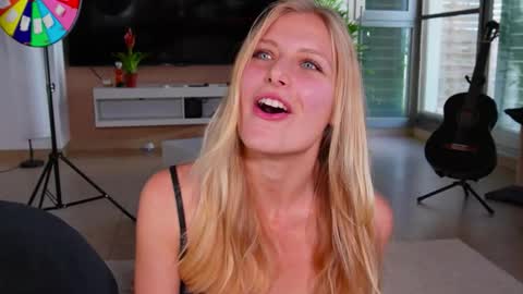 Snapshot of crystal_blond chatting on 10, 2, 2026 Crystal online show from 10, 2, 2026