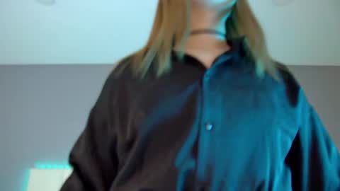 Snapshot of crystallyons chatting on 4, 3, 2025 Crystal online show from 4, 3, 2025