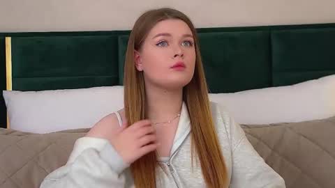 Snapshot of crystallyons chatting on 10, 11, 2025 Crystal online show from 10, 11, 2025