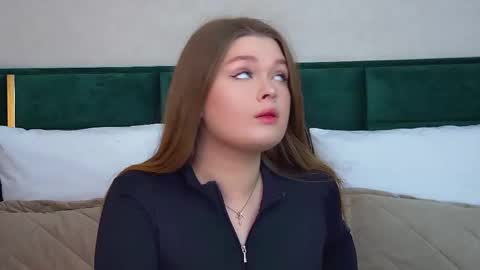 Snapshot of crystallyons chatting on 16, 11, 2025 Crystal online show from 16, 11, 2025